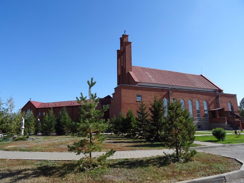 the Cathedral seen from the entrance of the surrounding garden