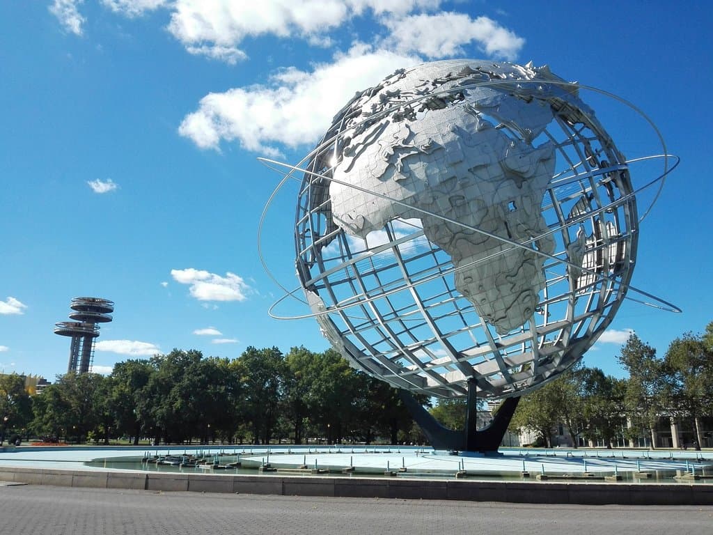 Unisphere con las torres de Men in black detrás.