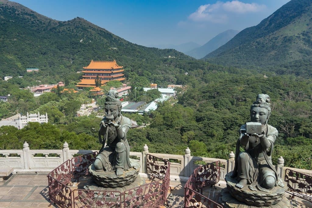 Göttinen bringen dem Buddha Opfergaben dar.