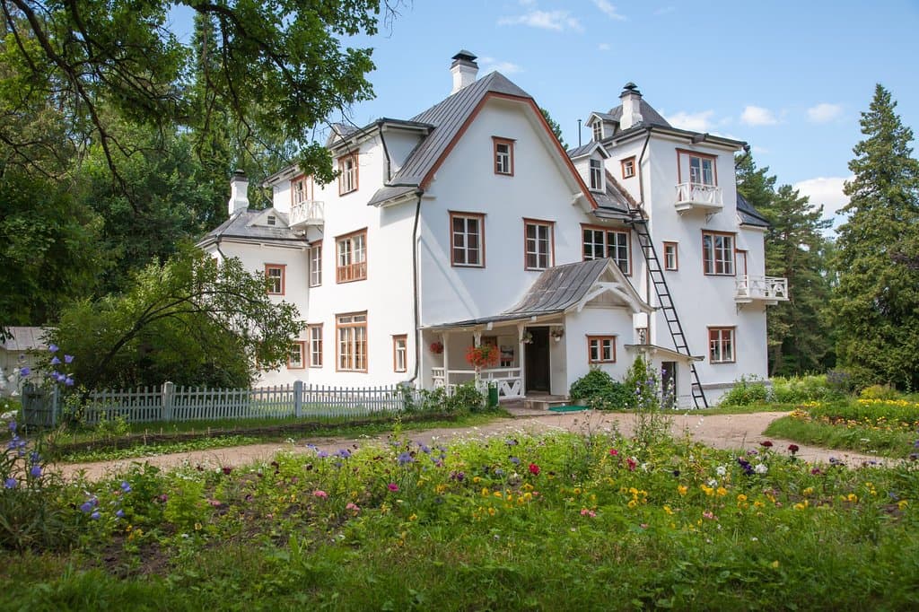 Большой дом, построенный на вершине холма над Окой в 1892 году.