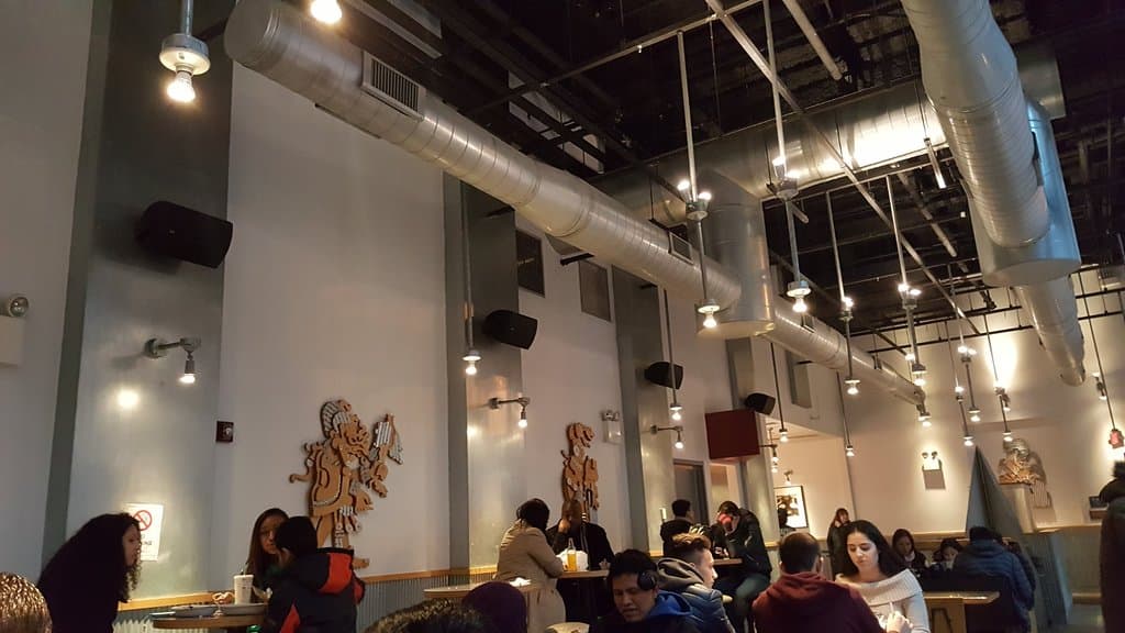 Chipotle Mexican Grill en NY, decorado con detalles modernos y detalles mexicanos