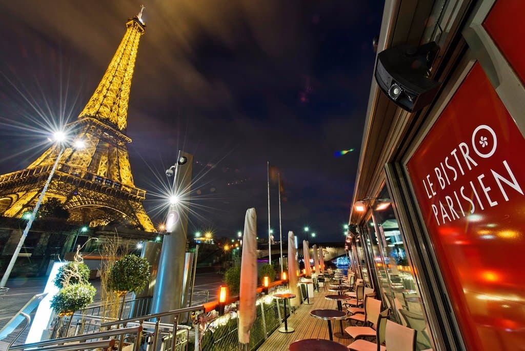 Le Bistro Parisien - terrace and Eiffel tower by night
