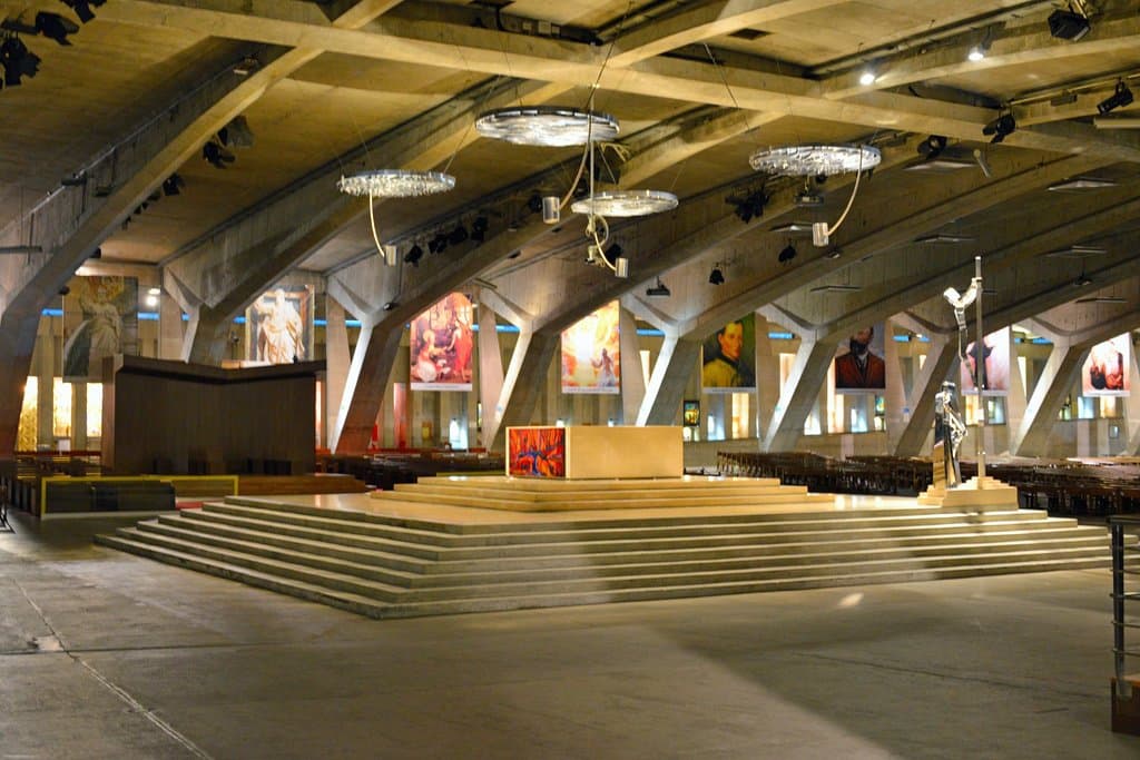 ほぼ中央に設置された祭壇と十字架