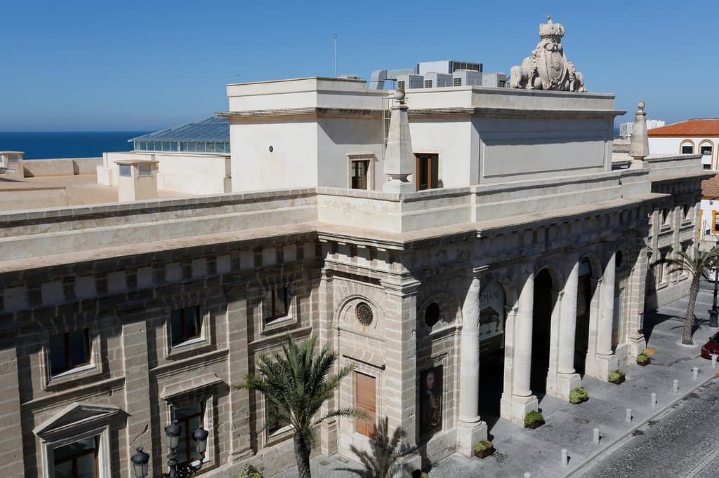 Fachada principal de la Casa de Iberoamérica, con las cuatro columnas toscanas adosadas.