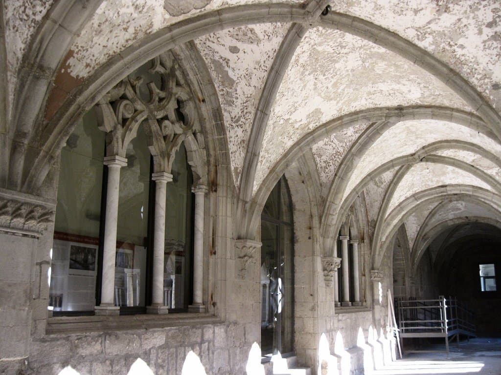 splendide arcate gotiche nel chiostro grande