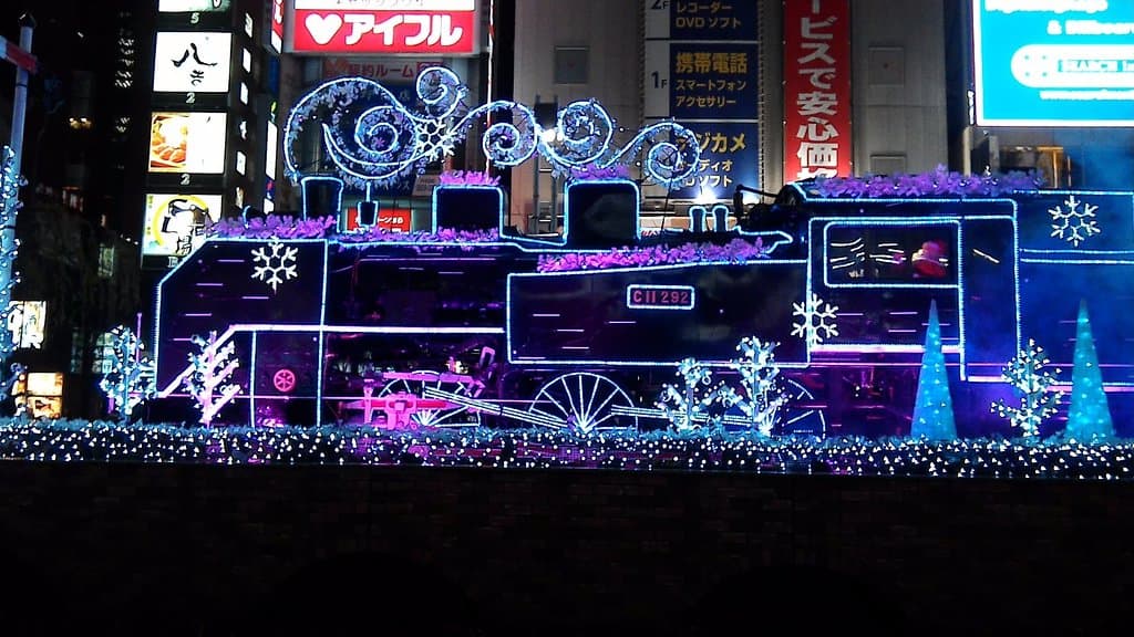 12月はサンタが乗り込み電飾でデコられます