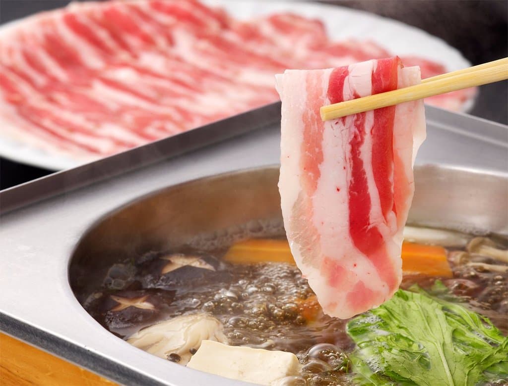 一番人気の料理です。鹿児島県産の黒豚バラ肉を使用した「黒豚しゃぶしゃぶ（お野菜盛り・〆のラーメン付）」お1人様1780円(税別)。お1人様でもお召し上がり頂けます。〆のラーメンも実に旨いと評判