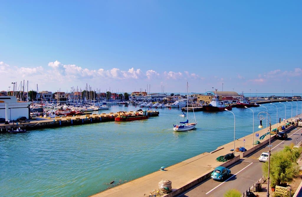 Via Torre Clementina scorre insieme al Tevere verso il mare