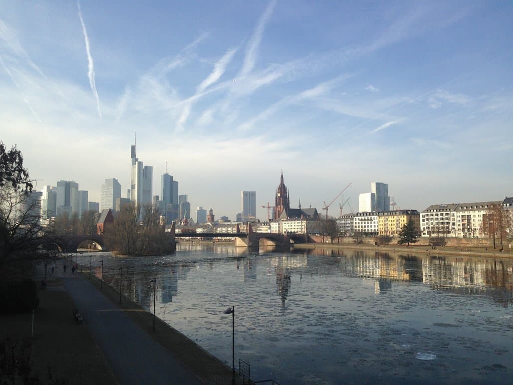Portikus ligt op het eiland links van de brug