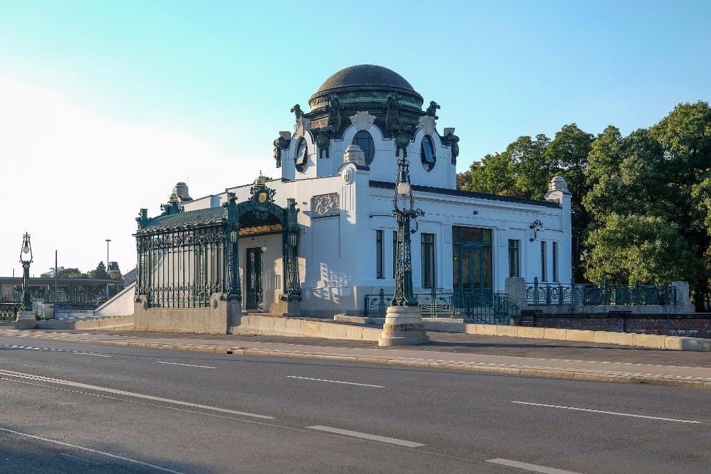 全景。道路を挟んで，シェーンブルン宮殿があります。