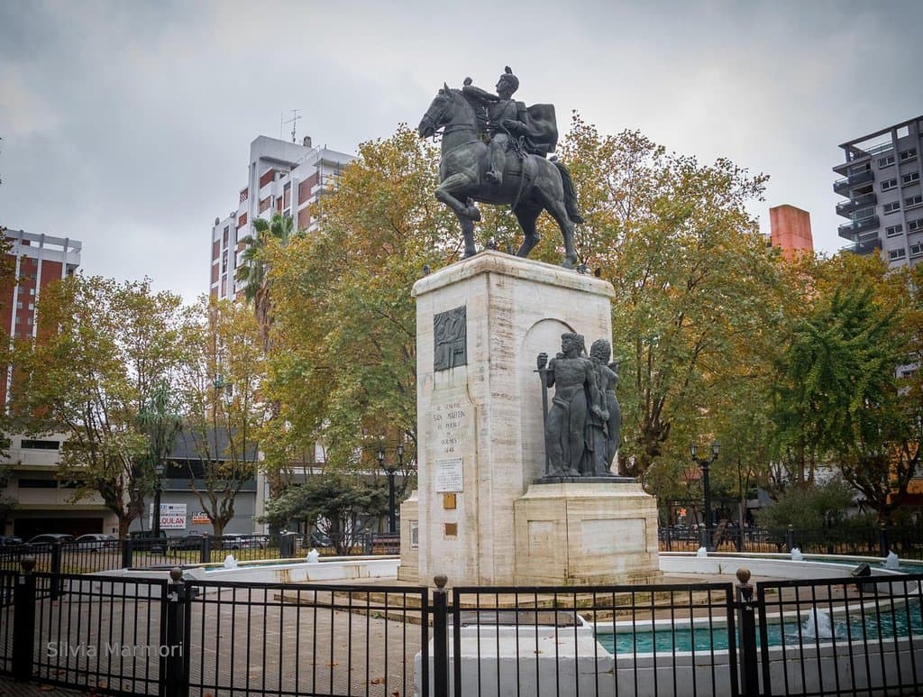 Fuente circundante al monumento