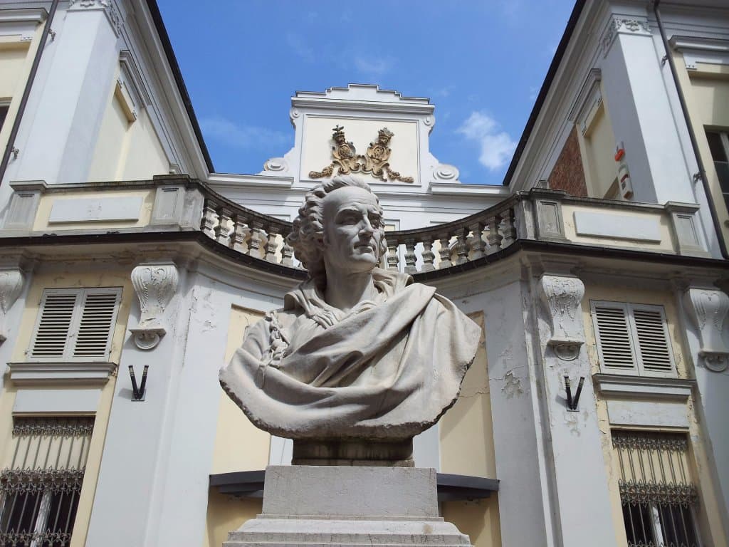 Busto di Vittorio Alfieri nel cortile della casa natale