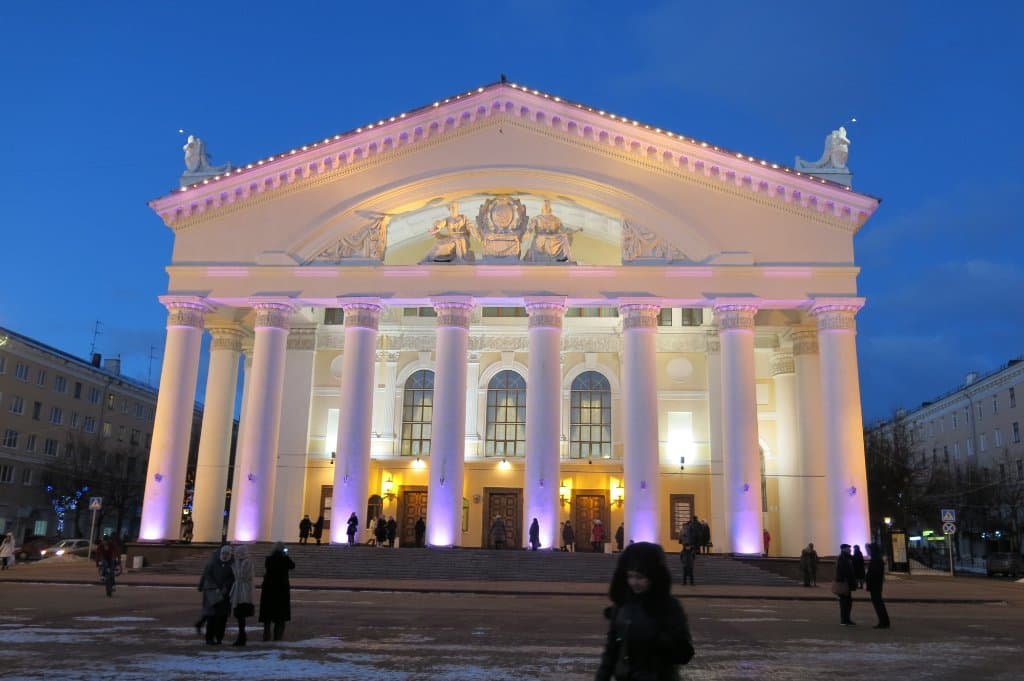 Здание театра.