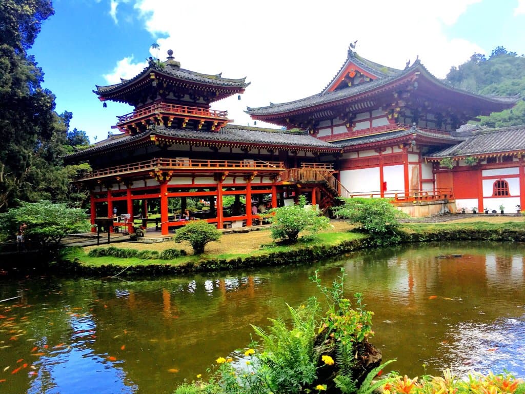 Este templo ubicado en las afueras de Honolulu al que solo se puede acceder en carro privado, he