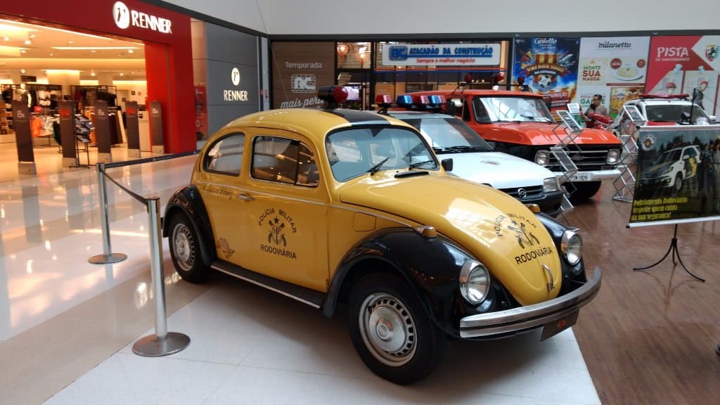 carros antigos da PM no shopping, linda exposição