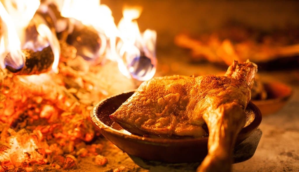 Especialidad de la casa, Lechazo asado en horno de leña de encina.