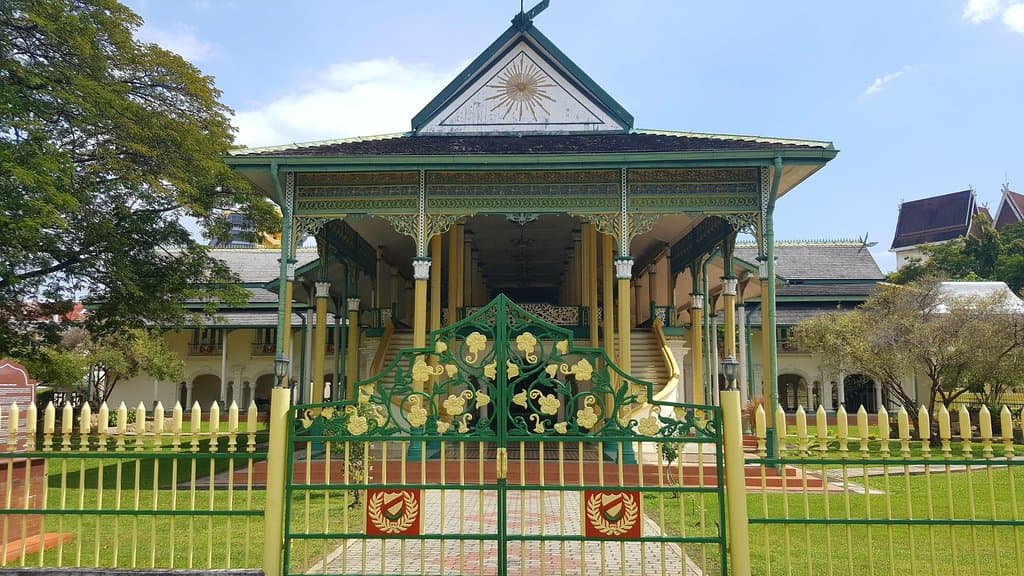 Balai Besar is located opposite across the street from the Zahir Mosque in Alor Setar city 