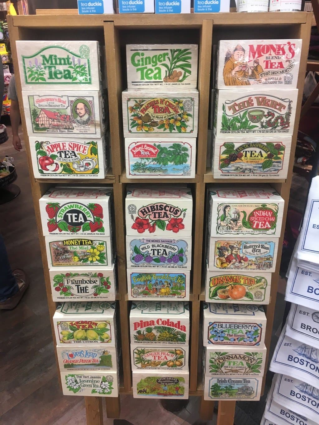 雖然小間，裡面的藏書個個是精選哦！！小藝術品與文具用品都可愛富有趣味，是本地人最愛去的一家書局呢，安靜卻不無聊，還有小朋友藝術創作區域，讓大人小孩都喜歡浪費時間在這家迷人的書局