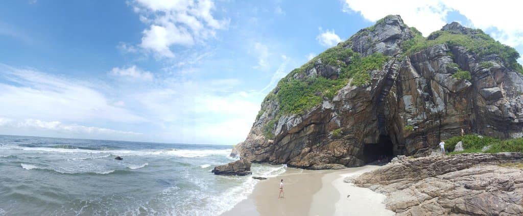 A gruta das encantadas com a praia à frente