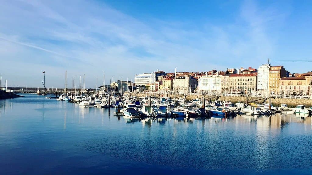 Puerto Deportivo de Gijón. Lugar perfecto para caminar y disfrutar de sus vistas y locales 