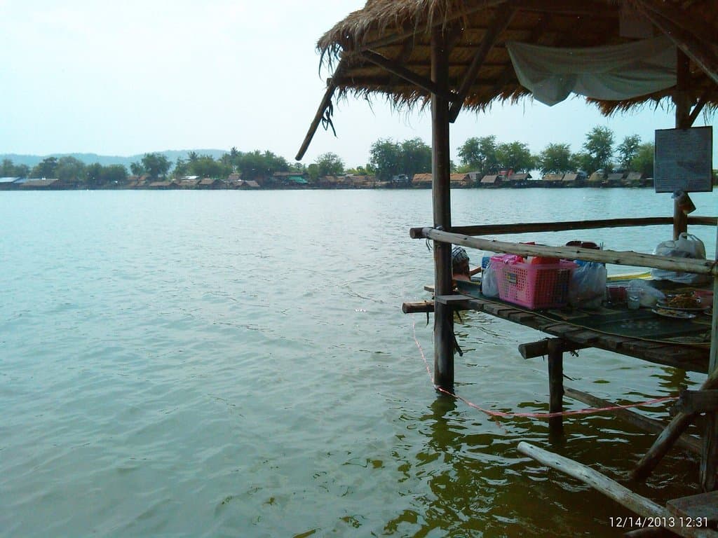 ซุ้มริมน้ำ สำหรับนั่งทานอาหารและพักผ่อน