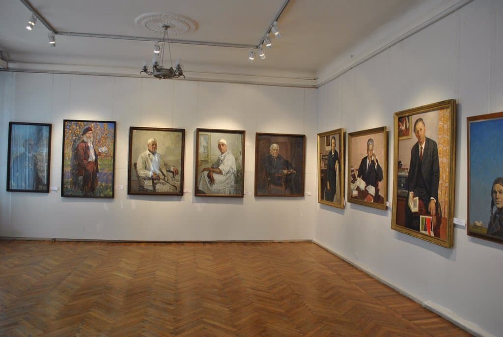 Портреты в галерее.