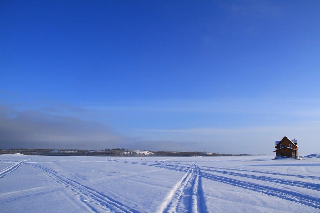 一面凍ったグレートスレーブ湖