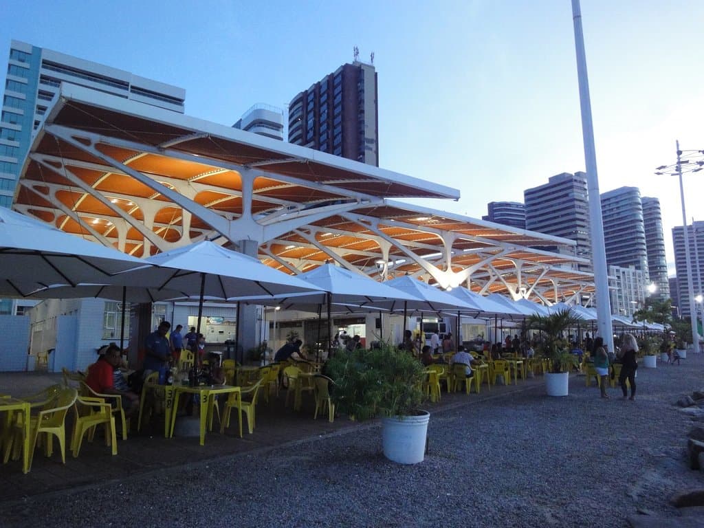 Mesas e cadeiras do lado de fora do mercado