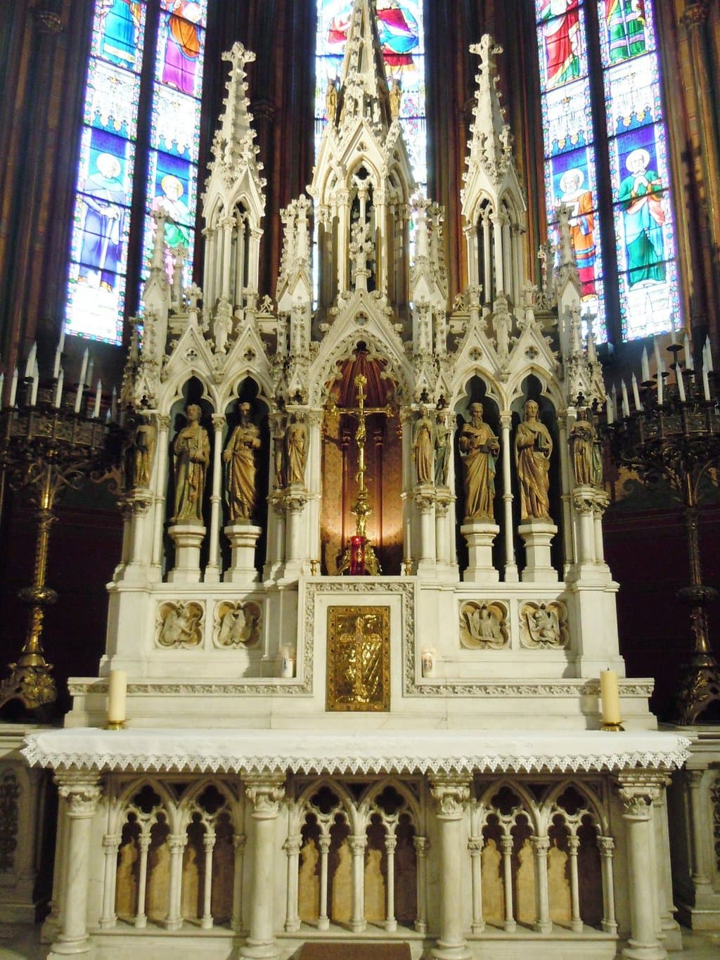 Le maître autel dans le choeur