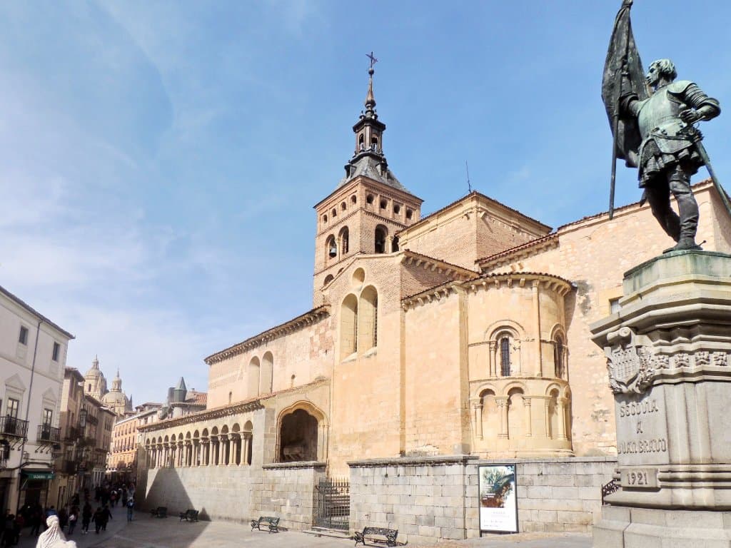 Segovia. Iglesia de San Martín y monumento a Juan Bravo.