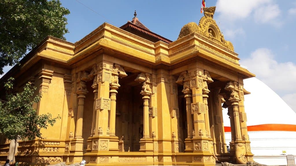 Kelani Raja Maha Vihraya / main worshiping building