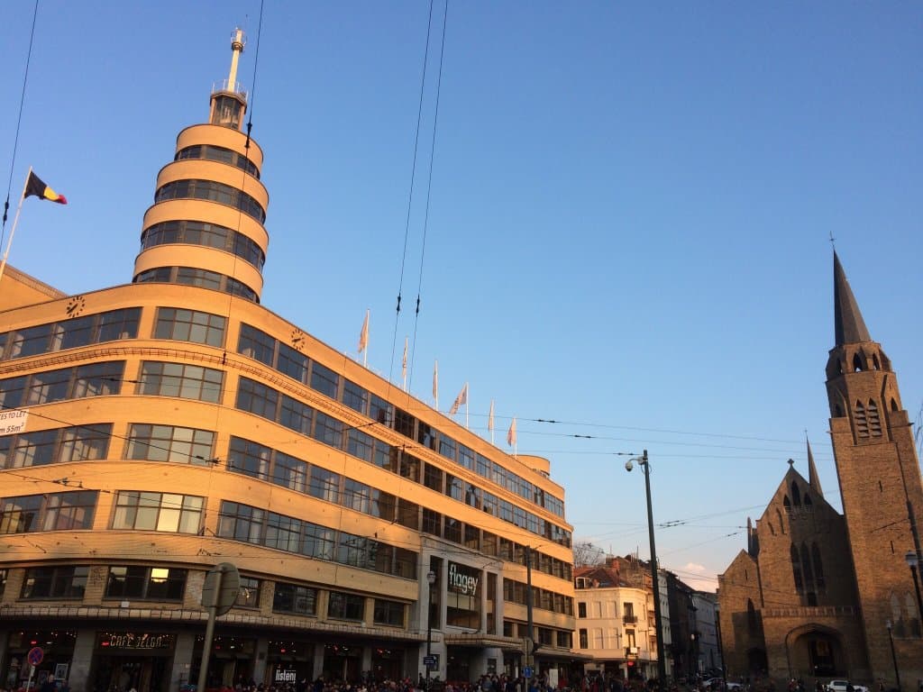 Nice market on la place Saturday and very pleasant to walk around the étang. The tagging all ove