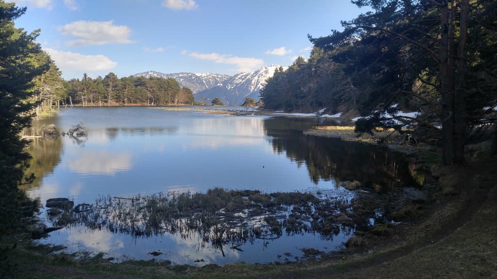 Bassa d'Oles al mes d'abril. Con un poco de nieve hace que la zona sea maravillosa de visitar.