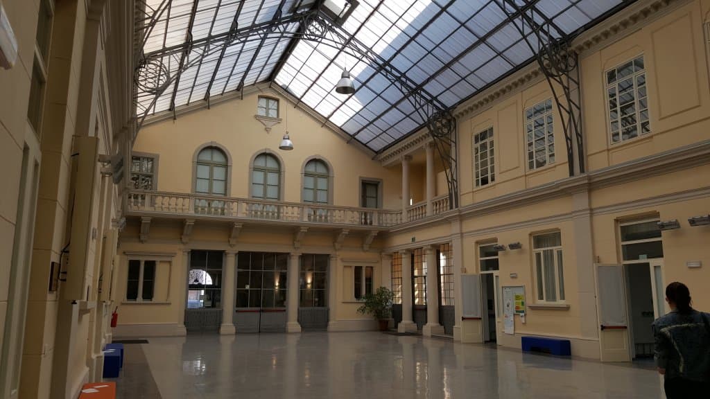 Interni, scalone, sala degli affreschi. Busto del conte Toppo.