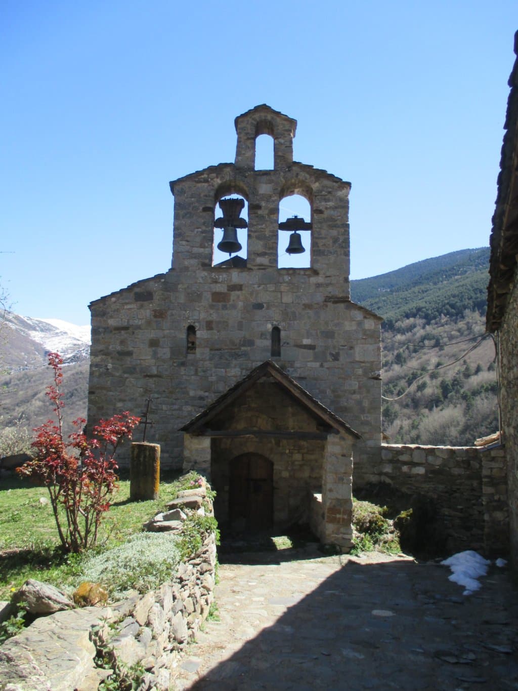 Ietwat verloren aan 't eind van het dorp