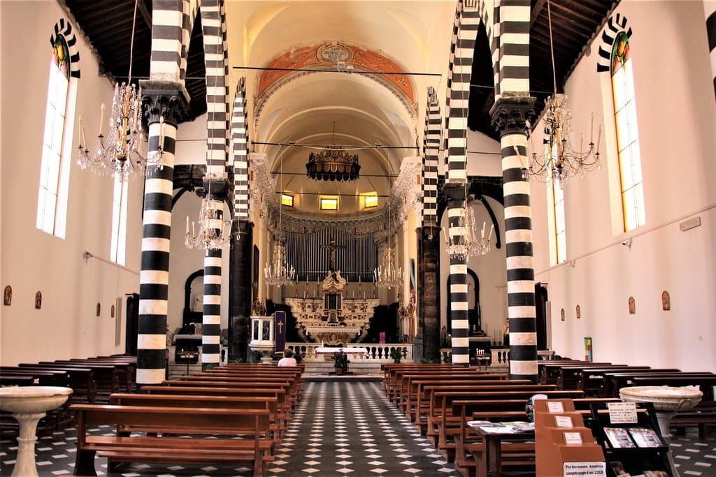 Wunderbarer Innenraum, Orgel hinter dem Altar