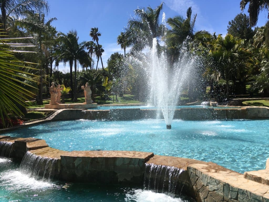 Flere fine fontener i hagen