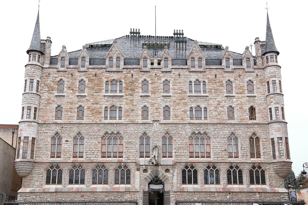 La imponente estampa de Casa Botines. Un castillo de cuento de hadas