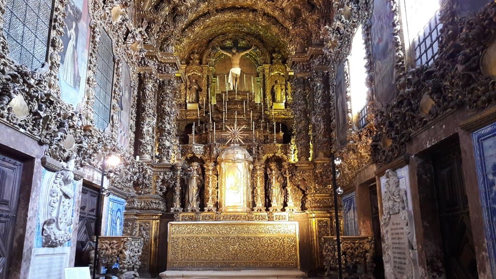 Altar-mor da igreja.