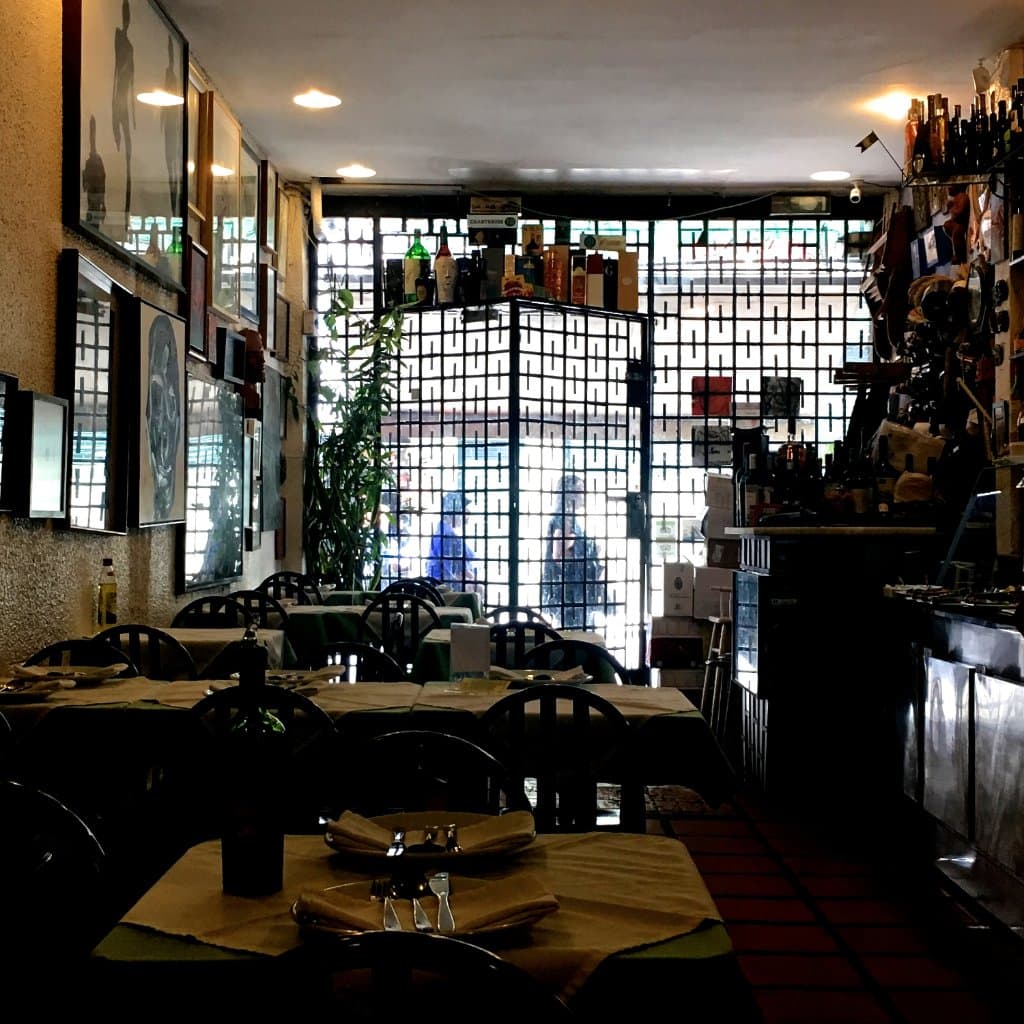 ambiente pequeno e aconchegante: comida super boa