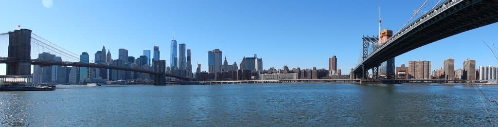 Main Street Park, Brooklyn, New York - Manhattan ao fundo entre as pontes