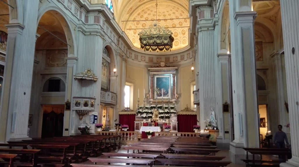Vista interna della chiesa, appena si entra.