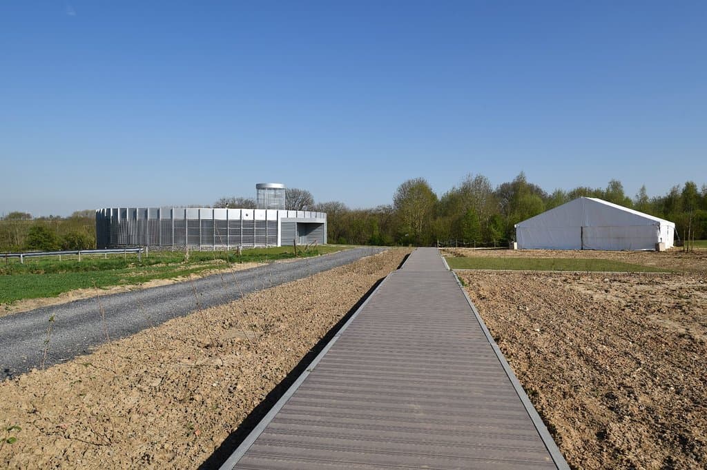 Vue extérieure depuis l'accès PMR sur le Silex's et la zone de fouilles extérieures.