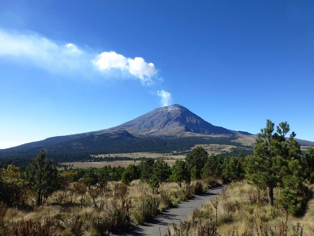 Fabulosa vista del volcán después de una exhalación de vapor y gas