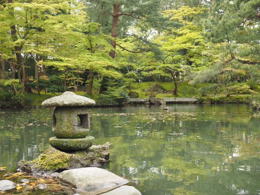 池の周りを散策すると様々な表情を楽しむことができます