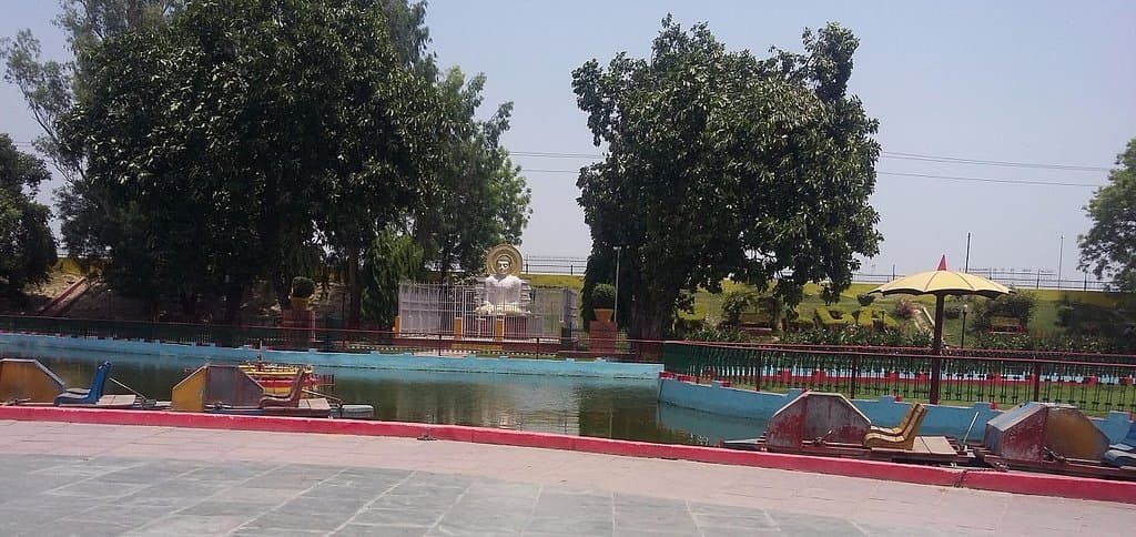 inside Lucknow Gautam Buddha Park