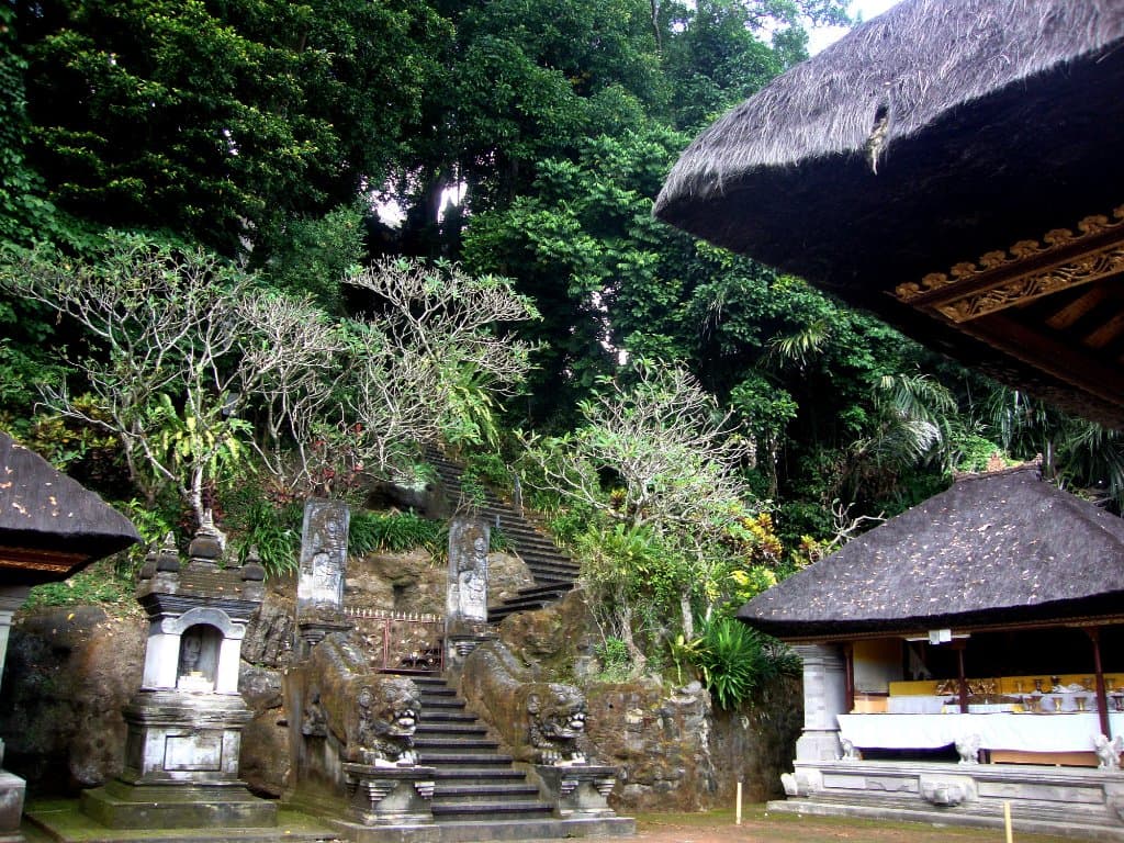 jalan menuju pura luhur Pura Durga Kutri