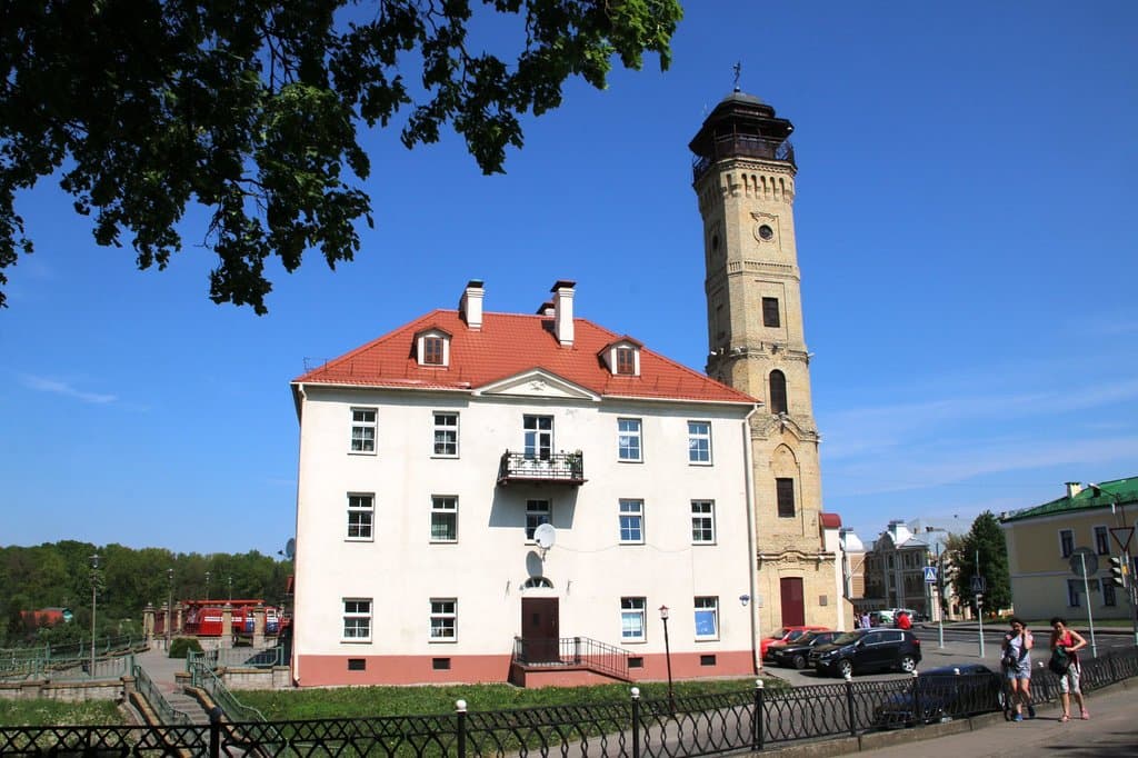Remiza straży pożarnej od strony Nowego i Starego Zamku.
