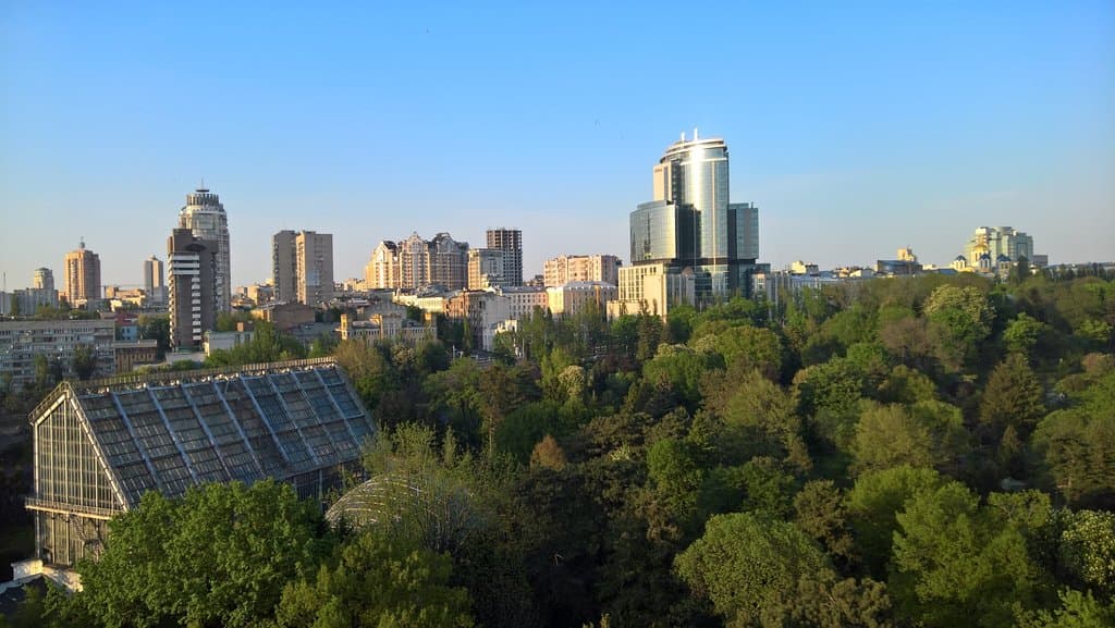 Greenhouse(left) and Hilton Hotel (glass skyscraper) in Fomin Botanical Garden(taken from Pentho