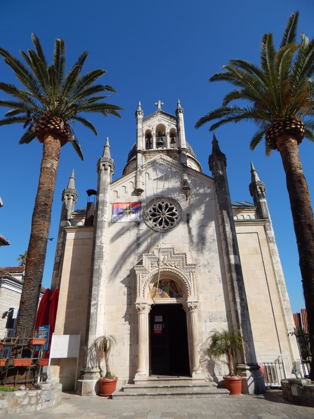 Gorgeous. The main building in the lively Belavista Square. Close to other sights. Worth a peek.